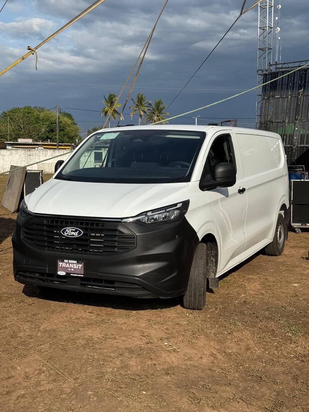 Ford Transit Cargo cerrada vista de tres cuartos en zona de montaje