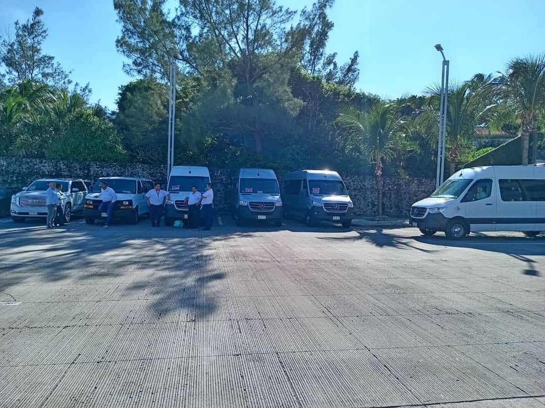 Operadores formados frente a la fila de unidades antes del primer llamado