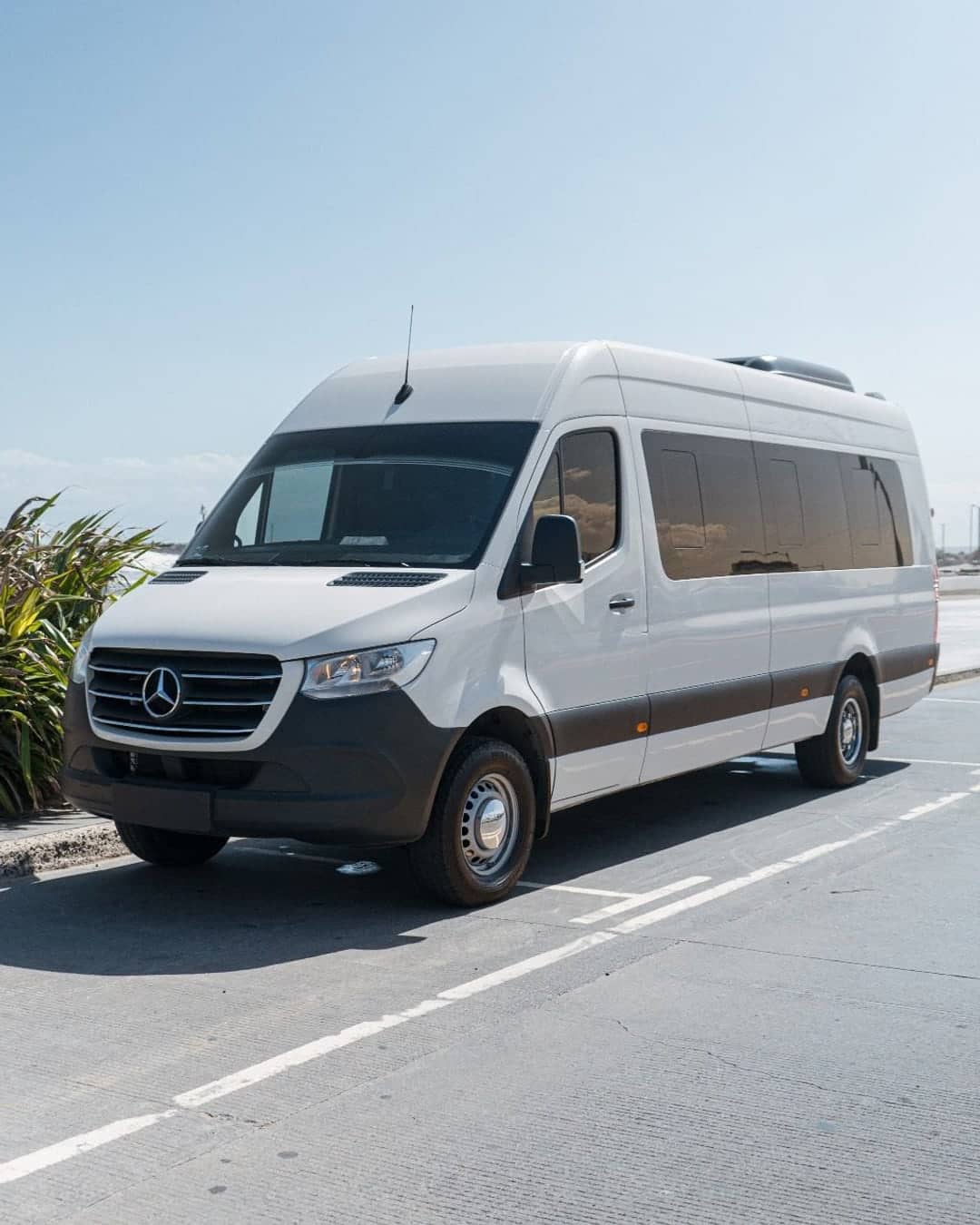 Mercedes-Benz Sprinter blanca de pasajeros vista de tres cuartos