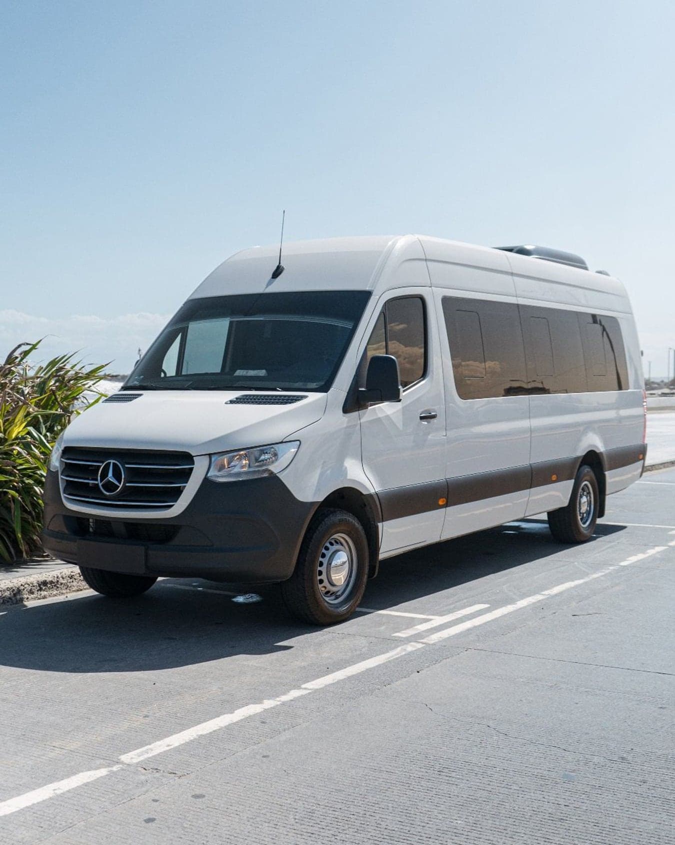 Mercedes-Benz Sprinter blanca de pasajeros vista de tres cuartos