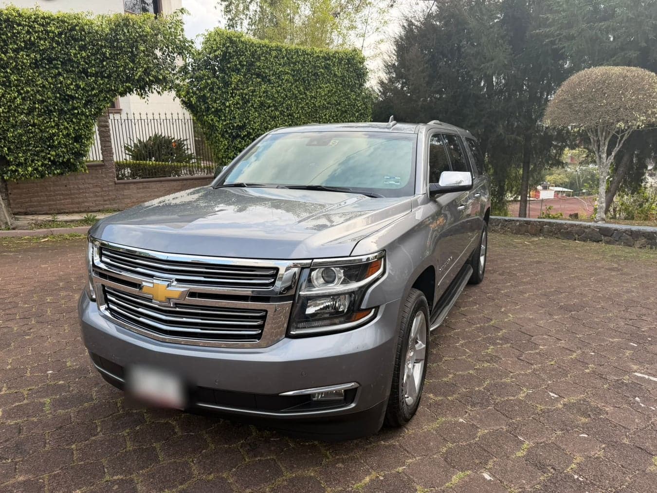 Chevrolet Suburban de línea anterior en gris, vista de tres cuartos