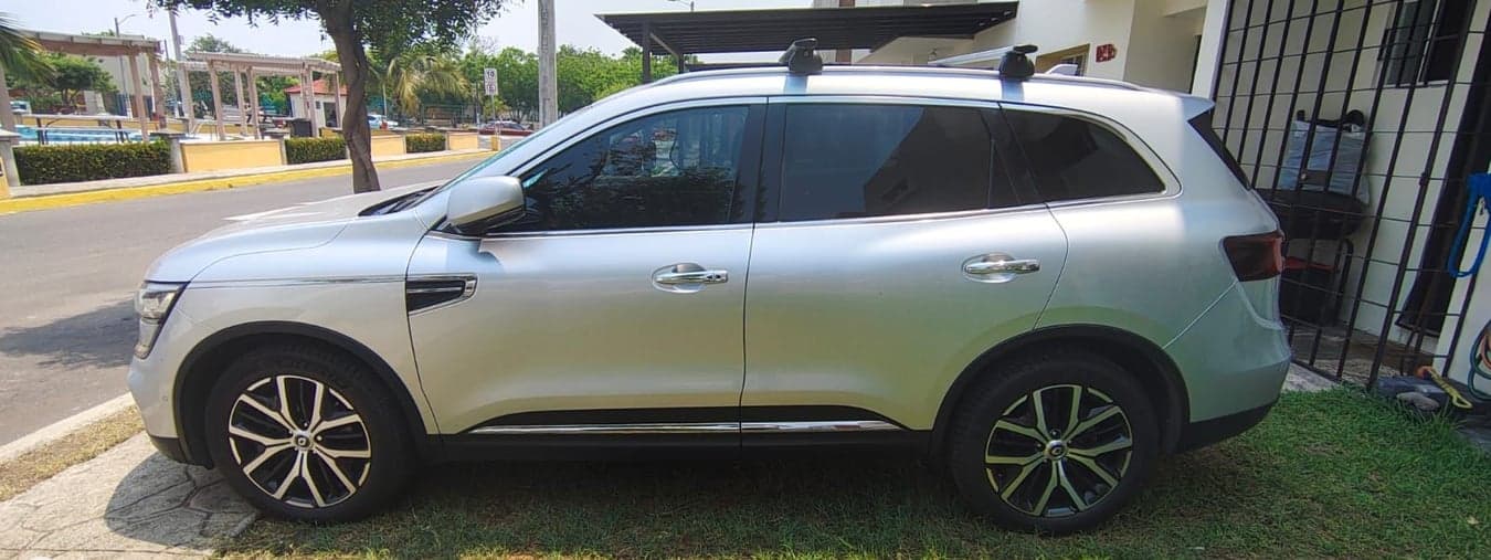 Renault Koleos plateada vista de perfil